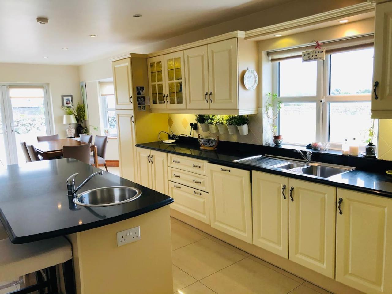 Connemara. 3 Bedroom, 8 Bed, Holiday Home Galway Exteriör bild